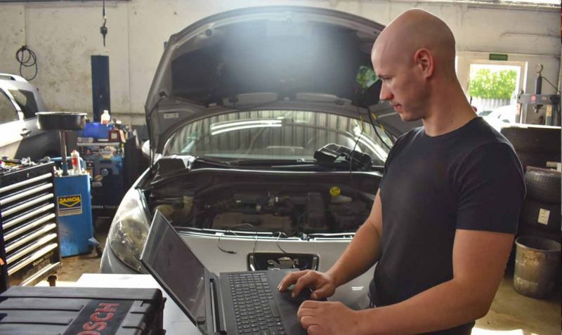 Monteur voert diagnose uit op Peugeot in garage Autobedrijf Bos Hazerswoude