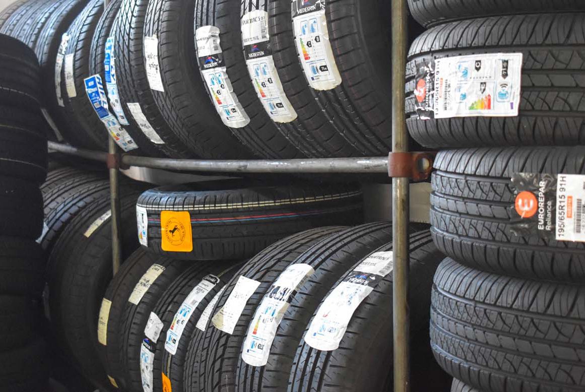 Autobedrijf-Bos-Hazerswoude-banden-wisselen